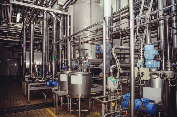 Moderne brouwerij fabriek interieur.Steel tanks of vaten voor filtratie — Stockfoto