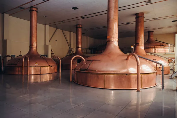 Brouwerij productie - mash vaten. Moderne brouwerij fabrieksinterieur. Stalen tanks of vaten voor filterbier. Industriële achtergrond. — Stockfoto