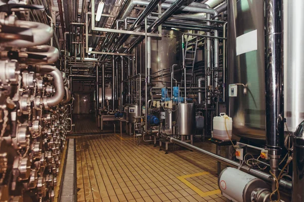 Moderne brouwerij fabriek interieur. Stalen tanks of vaten voor filtratie bier, pijp lijnen en andere apparatuur tool in plant werkplaats. Industriële achtergrond. — Stockfoto