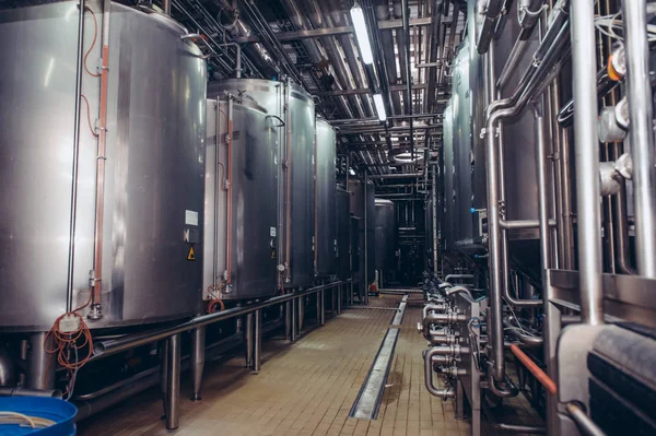Moderne brouwerij fabriek interieur. Stalen tanks of vaten voor filtratie bier, pijp lijnen en andere apparatuur tool in plant werkplaats. Industriële achtergrond. — Stockfoto