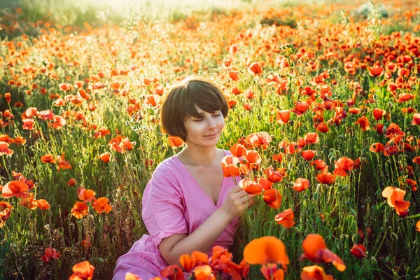 Šťastná Mladá Žena Růžových Šatech Zavřenýma Očima Odpočívající Červeném Máku — Stock fotografie