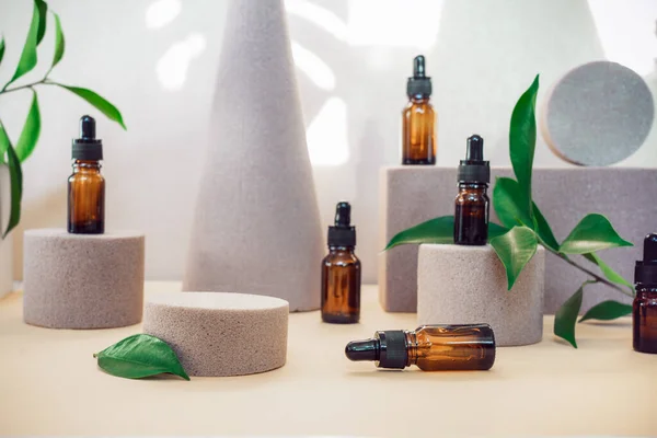 Trendy background of geometric shapes with natural essential oils bottles, fresh leaves and empty central podium for product presentation. Beauty and body care product concept. Sun light and shadows. — Stock Photo, Image