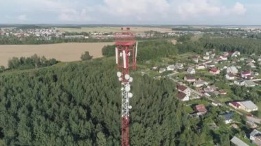 Kule mobil İstasyonu güneş ışığı altında gsm anteni, yükseklik görünümünden havadan görünümü.