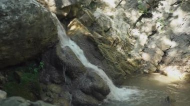 Doğal peyzaj, şelale, kayalık arazi görünümü.