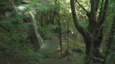 Doğal peyzaj, şelale, kayalık arazi görünümü.