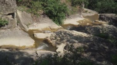 Doğal peyzaj, şelale, kayalık arazi görünümü.