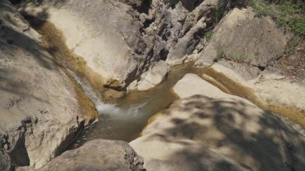 Natürliche Landschaft Blick Auf Den Wasserfall Felsiges Gelände — Stockvideo