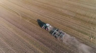 Kırsal ve tarım, traktör toprağı tarlada sürme, yükseklikten görüş.