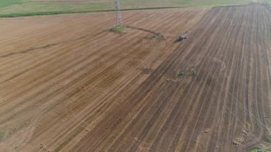 Kırsal ve tarım, traktör toprağı tarlada sürme, yükseklikten görüş.
