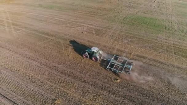 Platteland Landbouw Tractor Ploegen Aarde Het Veld Uitzicht Vanaf Hoogte — Stockvideo