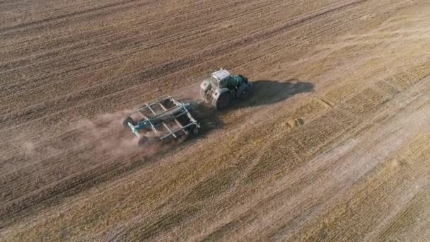 Platteland Landbouw Tractor Ploegen Aarde Het Veld Uitzicht Vanaf Hoogte — Stockvideo