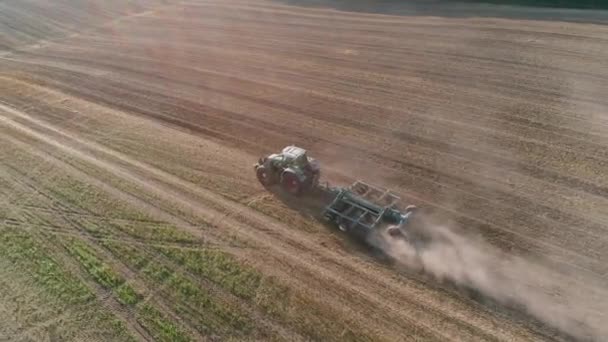 Platteland Landbouw Tractor Ploegen Aarde Het Veld Uitzicht Vanaf Hoogte — Stockvideo