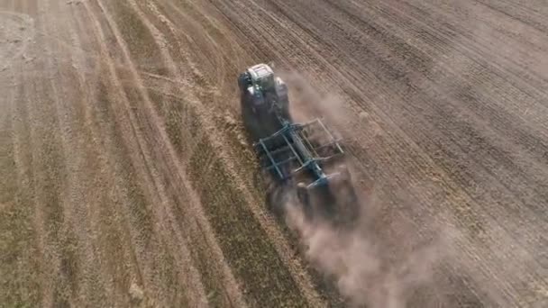 田舎と農業 トラクターは畑で地球を耕し 高さから見る — ストック動画