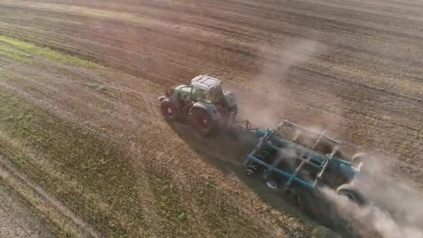 Platteland Landbouw Tractor Ploegen Aarde Het Veld Uitzicht Vanaf Hoogte — Stockvideo