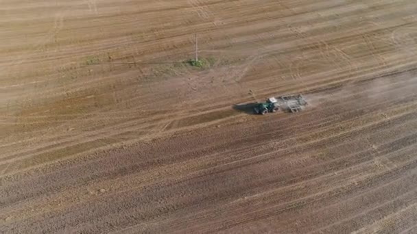 Platteland Landbouw Tractor Ploegen Aarde Het Veld Uitzicht Vanaf Hoogte — Stockvideo