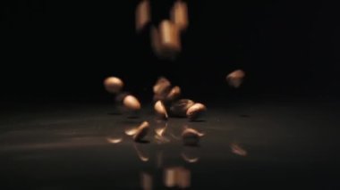 Kahve çekirdekleri yüzeye karanlık bir arka plan üzerine düşmek..