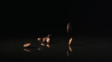 Kahve çekirdekleri yüzeye karanlık bir arka plan üzerine düşmek..