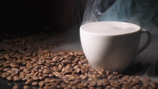 Tasse Café Chaud Des Grains Café Sur Une Surface Sombre — Video