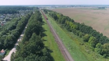 Kırsal, navlun tren yolculuğu yükseklikten demiryolu üzerinde göster.