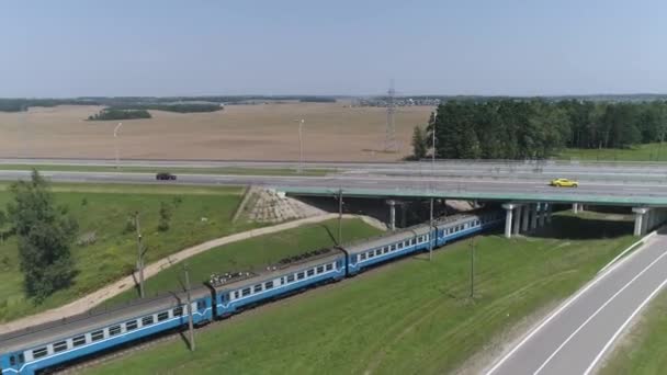交通の近く高速道路電車鉄道交通 高さからの眺め — ストック動画