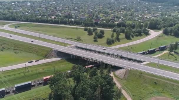 Rodovia Perto Ferrovia Tráfego Carros Estrada Desviamos Tráfego Estrada Ferro — Vídeo de Stock