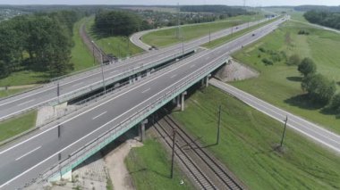 Otoyol yakınında demiryolu, yolda, araba trafik trafik demiryolu tren, yükseklikten görüntülemek.