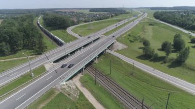 Otoyol yakınında demiryolu, yolda, araba trafik trafik demiryolu tren, yükseklikten görüntülemek.