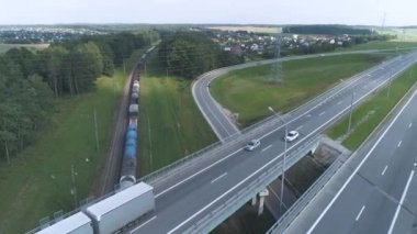 Otoyol yakınında demiryolu, yolda, araba trafik trafik demiryolu tren, yükseklikten görüntülemek.