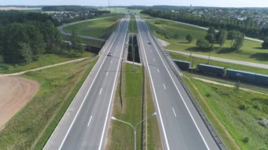 Otoyol yakınında demiryolu, yolda, araba trafik trafik demiryolu tren, yükseklikten görüntülemek.
