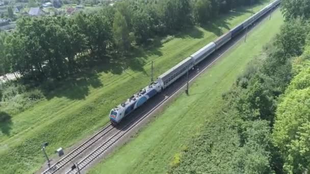 Otoyol Yakınında Demiryolu Yolda Araba Trafik Trafik Demiryolu Tren Yükseklikten — Stok video