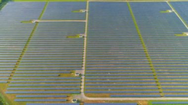 Alternatif enerji, güneş panelleri yüksekliği, güneş ışığı alanındaki görünümünü.