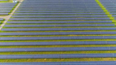 Alternatif enerji, güneş panelleri yüksekliği, güneş ışığı alanındaki görünümünü.