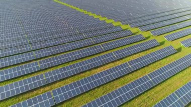 Alternatif enerji, güneş panelleri yüksekliği, güneş ışığı alanındaki görünümünü.