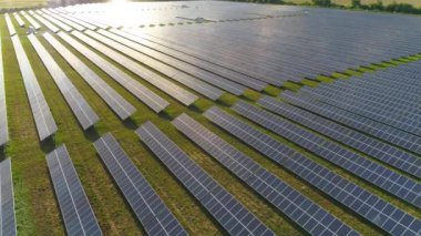 Alternatif enerji, güneş panelleri yüksekliği, güneş ışığı alanındaki görünümünü.