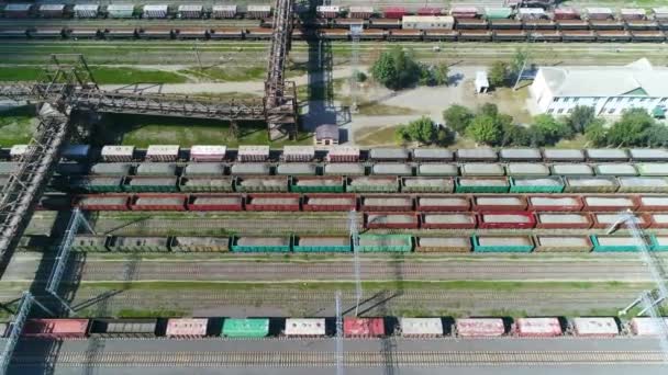 Fabricación, vista aérea de trenes de mercancías cargados de granito y mármol, paisaje industrial. — Vídeo de stock