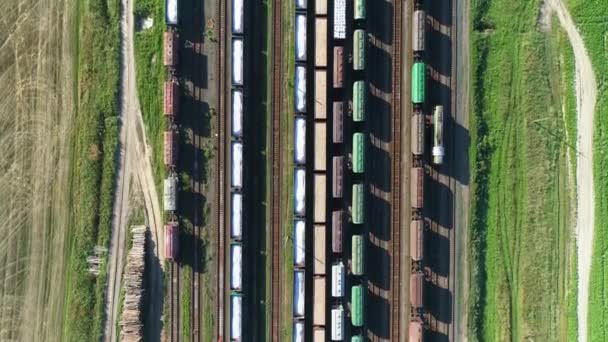 Logistiek in fabricage, luchtfoto van goederentreinen beladen met graniet en marmer, bewegende trein, industriële landschap. — Stockvideo