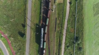 Lojistik imalatı, granit ve mermer ile yüklü yük trenlerinin havadan görünümü içinde tren, endüstriyel yatay hareketli.