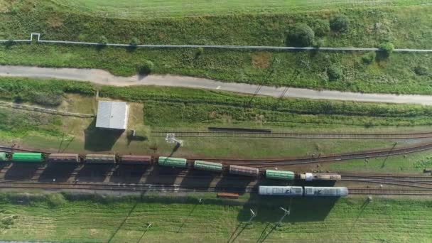 Logística en la fabricación, vista aérea de trenes de mercancías cargados de granito y mármol, mover el tren, paisaje industrial. — Vídeos de Stock