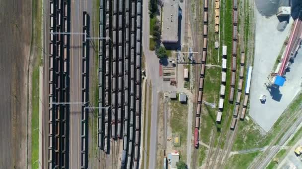 Logistique en fabrication, vue aérienne de trains de marchandises chargés de granit et marbre, paysage industriel. — Video