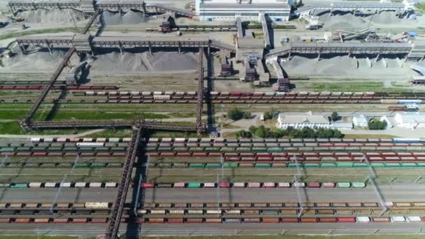 Logistique en fabrication, vue aérienne de trains de marchandises chargés de granit et marbre, paysage industriel. — Video
