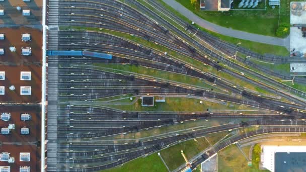 Depo metro, numaralı yolcu metro treni hangar dan üstten görünüm. — Stok video