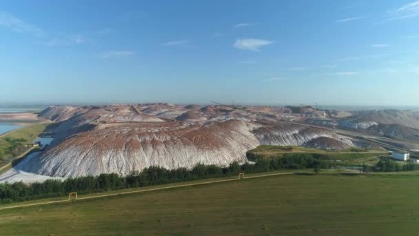 Pilas, minerales, canteras industriales de vista aérea, transportador en pozos de sal, extracción de sal, la sal vista desde altura. — Vídeos de Stock