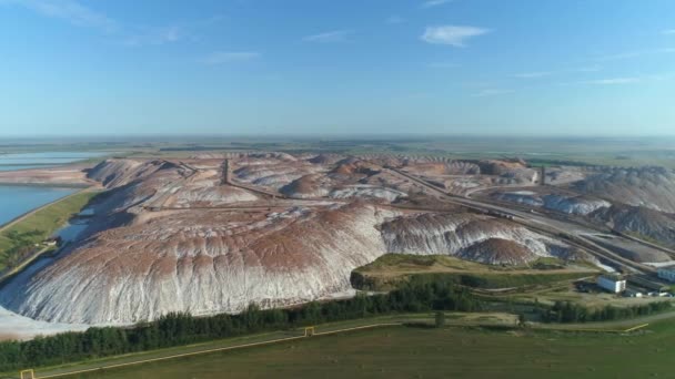 Zout stapels, mineralen, luchtfoto industriële steengroeven, transportband in zout kuilen, winning van zout, uitzicht vanaf hoogte. — Stockvideo