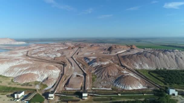 盐堆, 矿物, 鸟瞰工业采石场, 传送带在盐坑, 盐的开采, 从高度看. — 图库视频影像