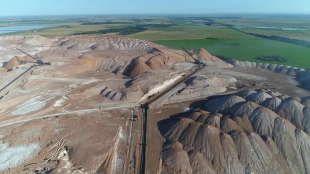 Tuz yığınları, mineraller, havadan görünümü Sanayi ocakları, tuz çukurlara konveyör, madencilik tuz, yükseklik görünümünden. — Stok video