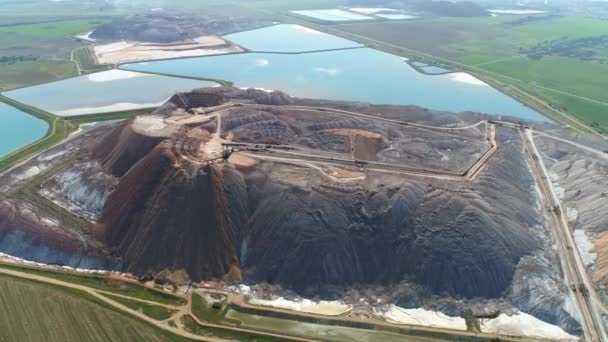 Sale mucchi, minerali minerario, Cave industriali veduta aerea, nastro trasportatore in Saline, vista da altezza. — Video Stock