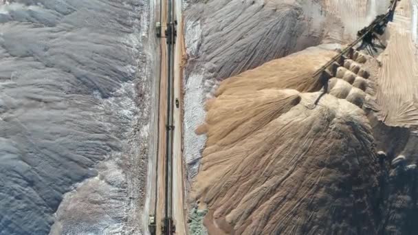 Sel minéraux minière, carrières industrielles vue aérienne, pieux, convoyeur dans les puits de sels, vue de hauteur. — Video