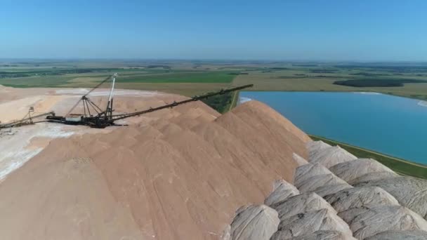 Salt mineraler gruvdrift, Flygfoto industriella stenbrott, pålar, transportband i salt gropar, utsikt från höjden. — Stockvideo