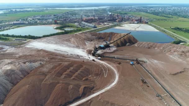 Salt piles, minerals mining, aerial view industrial quarries, conveyor in salt pits, view from height. — Stok Video