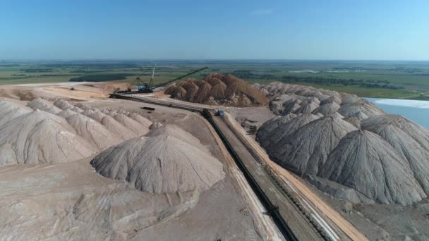 Salt mineraler gruvdrift, Flygfoto industriella stenbrott, pålar, transportband i salt gropar, utsikt från höjden. — Stockvideo